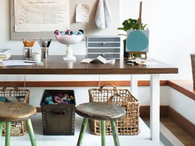 Tavoli artigianali con spazio di archiviazione che tentano di organizzare la tua&nbsp;creatività